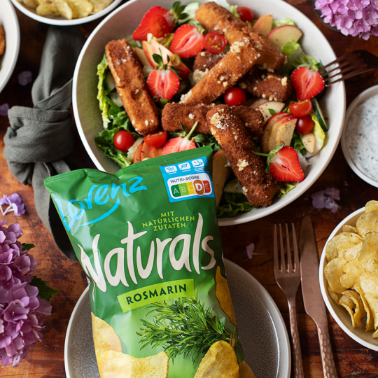 Salat mit gebackenen Käsesticks und Zuchhinischnitzel