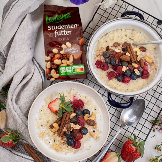 Milchreis mit Beeren und Studentenfutter Extra